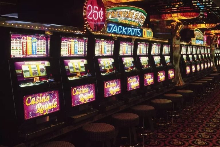 Người chơi quay slot nổ hũ jackpot trên điện thoại tại Việt Nam